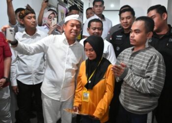 Gubernur Jawa Barat, Dedi Mulyadi, saat bebaskan Usep Ruhimat (26), melalui mekanisme restorative justice.(Foto:Istimewa).