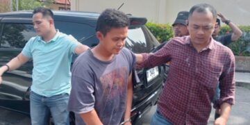 Dodi Hermawan (26), pelaku penganiayaan anak kandung saat diamankan ke Mapolres Purwakarta.(Foto:Istimewa).