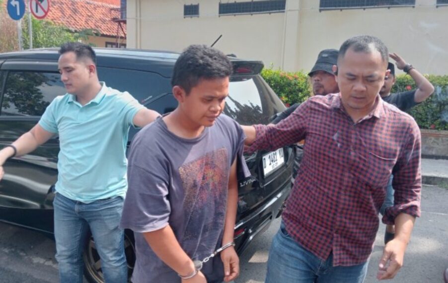 Dodi Hermawan (26), pelaku penganiayaan anak kandung saat diamankan ke Mapolres Purwakarta.(Foto:Istimewa).