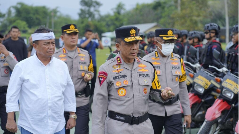 Kapolda Jabar, Irjen Pol. Rudi Setiawan, saat mengecek pasukan pengamanan Piala Presiden 2025 do Stadion Si Jalak Harupat, Kabupaten Bandung.(Foto:Istimewa).