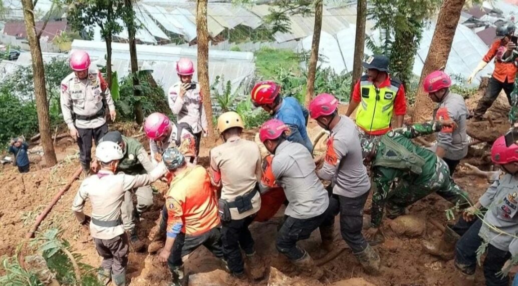 Proses evakuasi korban longsor di Kawasan Puncak, Kabupaten Bogor.(Foto:Istimewa).