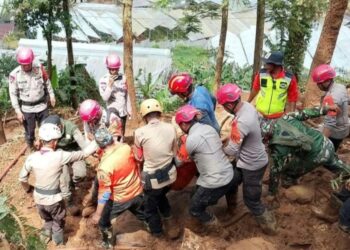 Proses evakuasi korban longsor di Kawasan Puncak, Kabupaten Bogor.(Foto:Istimewa).