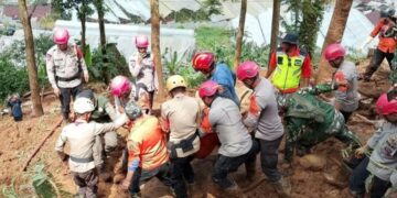 Proses evakuasi korban longsor di Kawasan Puncak, Kabupaten Bogor.(Foto:Istimewa).