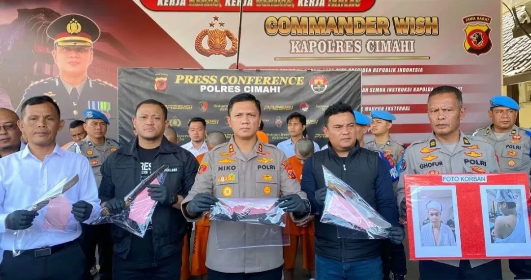 Kapolres Cimahi, AKBP Niko Nurullah Adi, memberikan keterangan pers kasus penganiayaan oleh geng motor.(Foto:Istimewa).