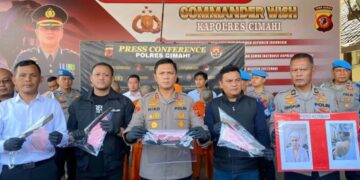 Kapolres Cimahi, AKBP Niko Nurullah Adi, memberikan keterangan pers kasus penganiayaan oleh geng motor.(Foto:Istimewa).