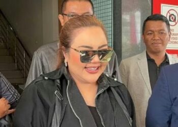 Lisa Mariana saat diperiksa di Mapolda Jabar kasus video porno.(Foto:Istimewa).