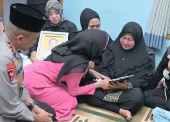Kapolda Jawa Barat, Irjen Pol. Rudi Setiawan di rumah duka Aipda Anumerta Cecep Saeful Bahri.(Foto:Istimewa).