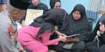 Kapolda Jawa Barat, Irjen Pol. Rudi Setiawan di rumah duka Aipda Anumerta Cecep Saeful Bahri.(Foto:Istimewa).