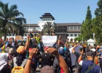 Pengunjukrasa pekerja pariwisata Jawa Barat di depan Gedung Sate, Kota Bandung.(Foto:Istimewa).