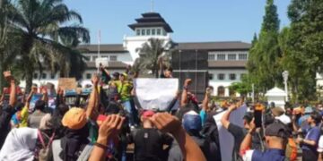 Pengunjukrasa pekerja pariwisata Jawa Barat di depan Gedung Sate, Kota Bandung.(Foto:Istimewa).