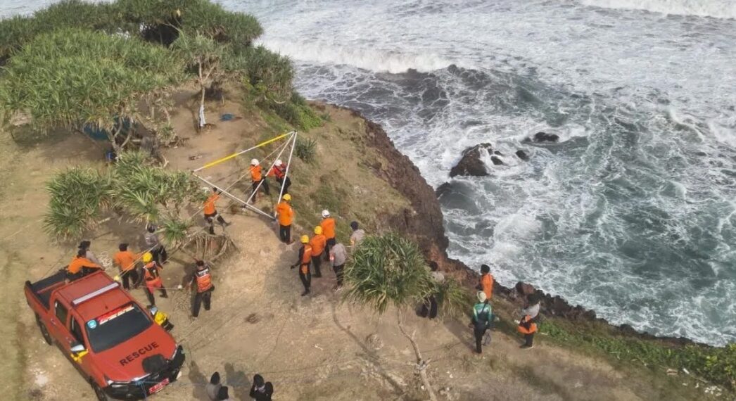 Proses pencarian Tim SAR gabungan terhadap 2 mahasiswa hilang di Pantai Puncak Guha, Kabupaten Garut.(Foto:Istimewa).