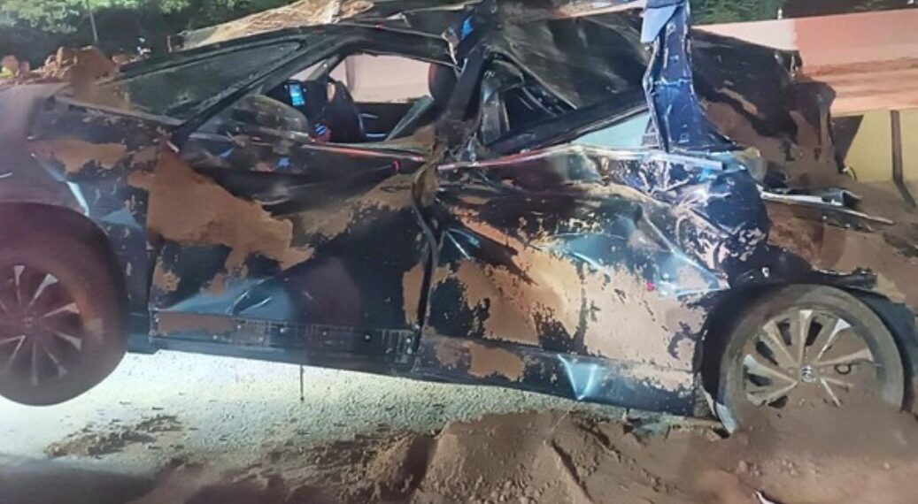 Kondisi mobil Toyota Voxy yang ditumpangi warga negara Jepang, Yukihiro Nabae (63), setelah tertimpa dump truck bermuatan tanah di Exit Tol Karawang Barat.(Foto:Istimewa).