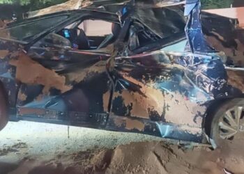 Kondisi mobil Toyota Voxy yang ditumpangi warga negara Jepang, Yukihiro Nabae (63), setelah tertimpa dump truck bermuatan tanah di Exit Tol Karawang Barat.(Foto:Istimewa).