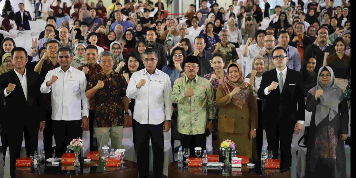 CAREER CONNECT 2025 : Menteri Ketenagakerjaan RI, Prof. Yassierli, menghadiri sekaligus mengisi seminar Motivasi & Networking, yang digelar Forum HR Jababeka. Acara ini diikuti para mahasiswa dan pencari kerja di President University Convention Center, Kawasan Jababeka, Cikarang Utara. Selasa, (1/07/2025). FOTO : Endar Raziq B/Newsroom Diskominfosantik Kabupaten Bekasi.
