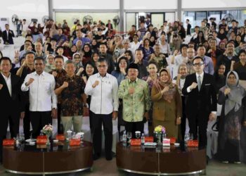 CAREER CONNECT 2025 : Menteri Ketenagakerjaan RI, Prof. Yassierli, menghadiri sekaligus mengisi seminar Motivasi & Networking, yang digelar Forum HR Jababeka. Acara ini diikuti para mahasiswa dan pencari kerja di President University Convention Center, Kawasan Jababeka, Cikarang Utara. Selasa, (1/07/2025). FOTO : Endar Raziq B/Newsroom Diskominfosantik Kabupaten Bekasi.