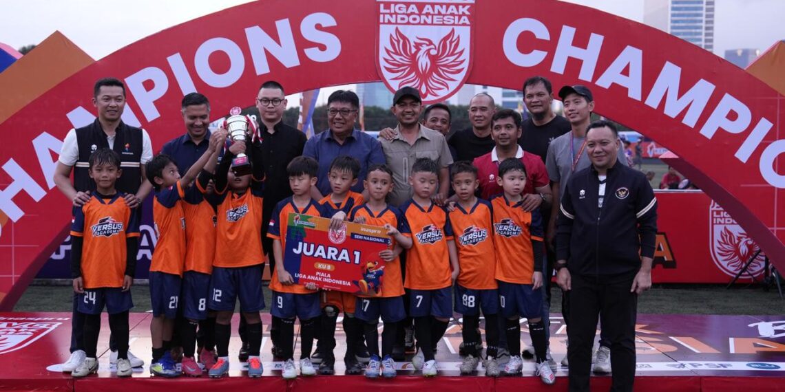 Kehadiran para legenda sepak bola Indonesia menjadi momen paling berkesan dalam pembukaan Seri Nasional Durava Liga Anak Indonesia (LAI) By Inaspro Season 2 Tahun 2025 yang digelar di Lapangan Sepak Bola TNI AU Pancoran, Jakarta Selatan, Selasa (1/7).(foto:Herry/kemenpora.go.id)