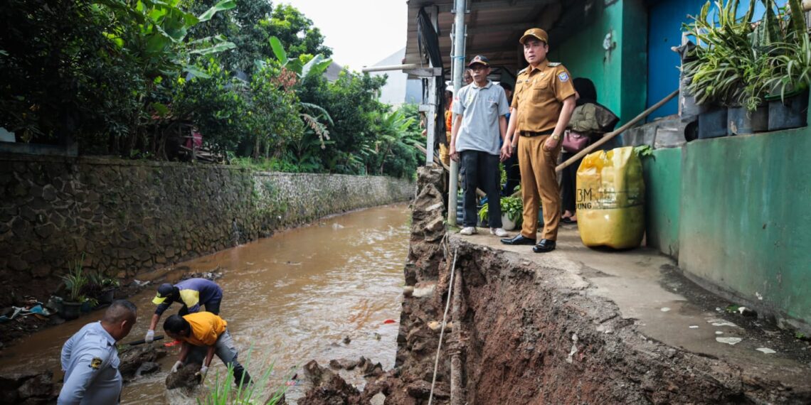 Wakil Wali Kota Bandung, Erwin, meninjau langsung lokasi longsor pada Senin, 7 Juli 2025.(Foto: Humas Pemkot Bandung)