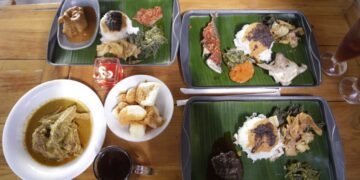 Makan Padang Narendang.(Foto: Humas Pemkot Bandung)