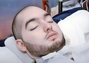 Pangeran Al Waleed bin Khaled bin Talal Al Saud, yang dikenal luas sebagai “Sleeping Prince”, wafat setelah menjalani lebih dari dua dekade dalam kondisi koma akibat kecelakaan mobil tragis yang dialaminya pada tahun 2005.