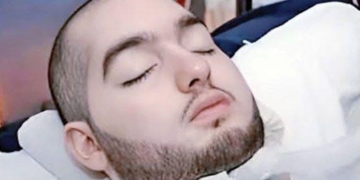 Pangeran Al Waleed bin Khaled bin Talal Al Saud, yang dikenal luas sebagai “Sleeping Prince”, wafat setelah menjalani lebih dari dua dekade dalam kondisi koma akibat kecelakaan mobil tragis yang dialaminya pada tahun 2005.