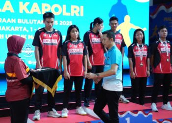 Wakil Menteri Pemuda dan Olahraga Republik Indonesia (Wamenpora RI) Taufik Hidayat mengalungkan medali kepada para pemenang kejuaraan bulutangkis U-17 ganda campuran Kapolri Cup 2025 di GOR Universitas Negeri Jakarta, Minggu (6/7). (foto:Herry/kemenpora.go.id)
