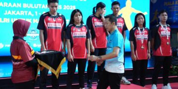 Wakil Menteri Pemuda dan Olahraga Republik Indonesia (Wamenpora RI) Taufik Hidayat mengalungkan medali kepada para pemenang kejuaraan bulutangkis U-17 ganda campuran Kapolri Cup 2025 di GOR Universitas Negeri Jakarta, Minggu (6/7). (foto:Herry/kemenpora.go.id)
