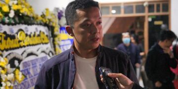 Wakil Menteri Pemuda dan Olahraga Republik Indonesia (Wamenpora RI) Taufik Hidayat, takziah ke almarhum Iie Sumirat di rumah duka Jl. Sukabakti VII No.60, RT/RW. 03/07, Sukapura, Kiaracondong, Bandung, Jawa Barat.(foto:Gilang/kemenpora.go.id)