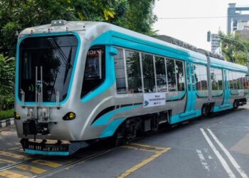 Tram baterai buatan INKA di Solo.