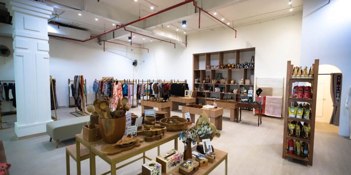 Dewan Kerajinan Nasional Daerah (Dekranasda) Kota Bandung resmi membuka Galeri Patrakomala di Braga City Walk. Galeri ini menjadi etalase baru bagi 53 brand hasil kurasi, mencakup produk fesyen, kriya (kerajinan), dan kuliner.(Foto: Humas Pemkot Bandung)