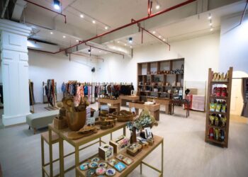 Dewan Kerajinan Nasional Daerah (Dekranasda) Kota Bandung resmi membuka Galeri Patrakomala di Braga City Walk. Galeri ini menjadi etalase baru bagi 53 brand hasil kurasi, mencakup produk fesyen, kriya (kerajinan), dan kuliner.(Foto: Humas Pemkot Bandung)