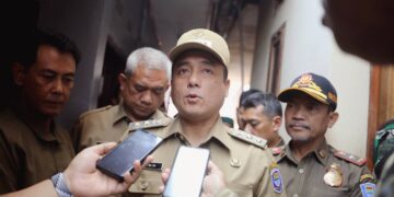 Wakil Wali Kota Bandung, Erwin, menegaskan bahwa kegiatan studi tur di tingkat SD dan SMP tidak bersifat wajib dan tidak boleh menjadi beban bagi orang tua murid.(Foto: Humas Pemkot Bandung)