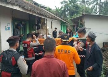 Evakuasi korban longsor di Kampung Cigulareng, Desa Cidugaleun, Kecamatan Cigalontang, Kabupaten Tasikmalaya.(Foto:Istimewa).