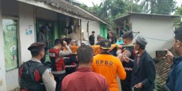 Evakuasi korban longsor di Kampung Cigulareng, Desa Cidugaleun, Kecamatan Cigalontang, Kabupaten Tasikmalaya.(Foto:Istimewa).