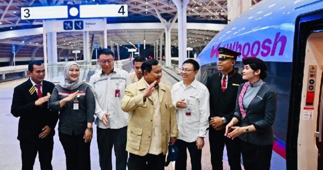 Presiden Prabowo Subianto saat menuju Bandung menumpang kereta cepat Whoosh.(Foto:Istimewa).