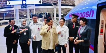 Presiden Prabowo Subianto saat menuju Bandung menumpang kereta cepat Whoosh.(Foto:Istimewa).