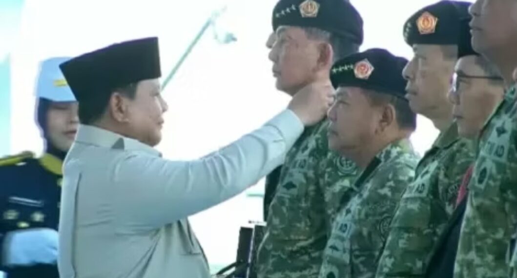 Presiden Prabowo Subianto saat menyematkan pangkat Jenderal Kehormatan kepada kelima tokoh, termasuk Jenderal (Purn) Sjafrie Sjamsoeddin, di Pusdiklatpassus Kopassus, Batujajar.(Foto:Istimewa).