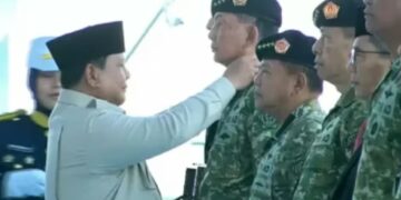 Presiden Prabowo Subianto saat menyematkan pangkat Jenderal Kehormatan kepada kelima tokoh, termasuk Jenderal (Purn) Sjafrie Sjamsoeddin, di Pusdiklatpassus Kopassus, Batujajar.(Foto:Istimewa).