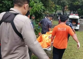 Jenazah korban pembunuhan, Dea Permata Karisma (27), saat dievakuasi dari lokasi kejadian.(Foto:Istimewa).