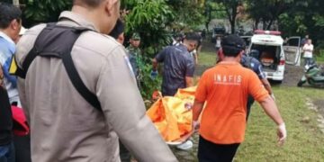 Jenazah korban pembunuhan, Dea Permata Karisma (27), saat dievakuasi dari lokasi kejadian.(Foto:Istimewa).