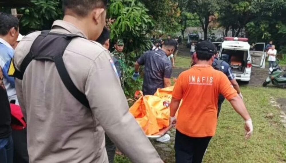 Jenazah korban pembunuhan, Dea Permata Karisma (27), saat dievakuasi dari lokasi kejadian.(Foto:Istimewa).