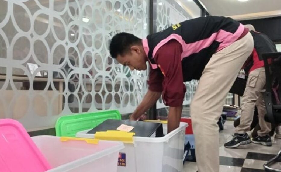 Tim penyidik Kejari Kabupaten Bandung menyita dokumen di kantor PT BDS terkait kasus korupsi.(Foto:Istimewa).