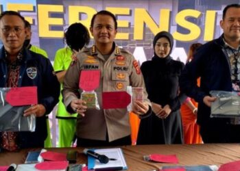 Keterangan pers Ditressiber Polda Jabar penangkapan 6 operator jasa layanan SEO situs judol.(Foto:Istimewa).