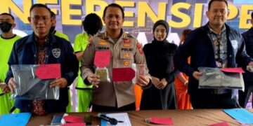 Keterangan pers Ditressiber Polda Jabar penangkapan 6 operator jasa layanan SEO situs judol.(Foto:Istimewa).
