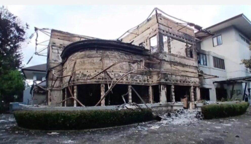 Bangunan rumah aset MPR RI dirusak dan dibakar saat aksi demo di depan Gedung DPRD Jabar.(Foto:Istimewa).