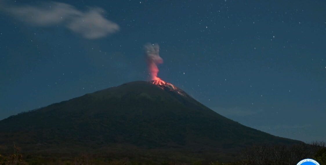 Gunung Ili Lewotolok di NTT Erupsi.(Foto: Badan Geologi Kementerian ESDM)
