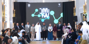 Menteri Perdagangan, Budi Santoso meluncurkan ajang modest fashion Jakarta Muslim Fashion Week 2026 yang berlangsung di Jakarta, Selasa, (12 Agt). Peluncuran ini menandai dimulainya rangkaian kegiatan pengembangan ekosistem fesyen nasional yang berdaya saing global. Acara ini turut dihadiri Para Pejabat Tinggi Madya dan Pratama di Lingkungan Kemendag; Duta Bes Uni Emirat Arab Jakarta, Abdulla Salem Aldhaheri; Dubes Pakistan Jakarta, Zahid Hafeez Chaudhri; Wakil Ketua Umum Kamar Dagang dan Industri (KADIN) Indonesia, Juan Permata Adoe; serta perwakilan dari kementerian/Lembaga; asosiasi; pelaku usaha; desainer; dan komunitas fesyen. (Foto: Dok. Humas Kemendag)