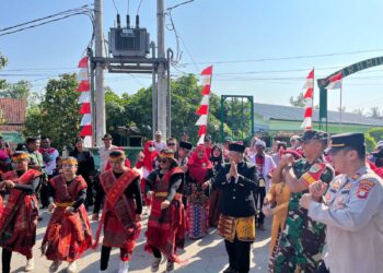 Ribuan warga memadati ruas jalan utama Kecamatan Sukatani untuk menyaksikan beragam penampilan seni, budaya, hingga kreasi masyarakat yang dikemas penuh warna, pada Sabtu (16/8/2025).