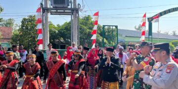 Ribuan warga memadati ruas jalan utama Kecamatan Sukatani untuk menyaksikan beragam penampilan seni, budaya, hingga kreasi masyarakat yang dikemas penuh warna, pada Sabtu (16/8/2025).