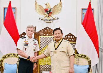 Presiden Republik Indonesia Prabowo Subianto menerima medali kehormatan dari Komando Operasi Khusus Amerika Serikat (U.S. Special Operations Command/USSOCOM) dalam kunjungan resmi Jenderal Bryan Fenton, Komandan Komando Operasi Khusus AS, di Istana Merdeka, Jakarta, Senin (4/8).(Foto: Setneg)