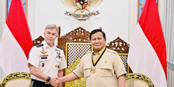 Presiden Republik Indonesia Prabowo Subianto menerima medali kehormatan dari Komando Operasi Khusus Amerika Serikat (U.S. Special Operations Command/USSOCOM) dalam kunjungan resmi Jenderal Bryan Fenton, Komandan Komando Operasi Khusus AS, di Istana Merdeka, Jakarta, Senin (4/8).(Foto: Setneg)